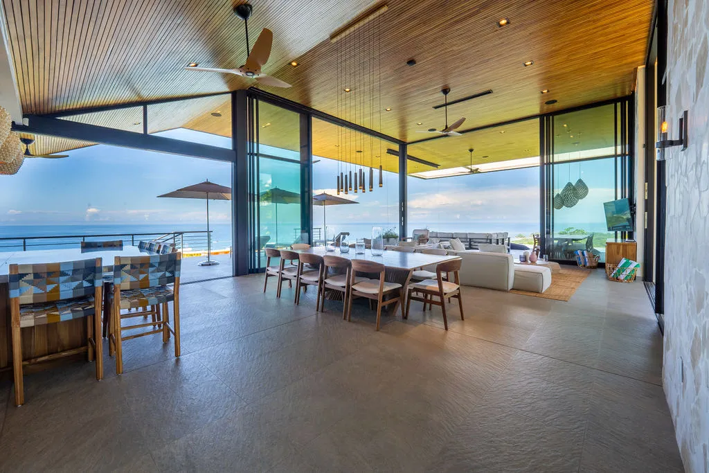 Villa Zenith dining with pendant lights